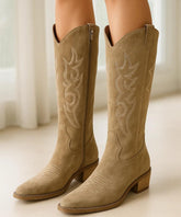 Comprar bota texana feminina cano longo camurça caqui bordada com salto baixo para looks country elegantes e urbanos sofisticados em promoção AREZZO